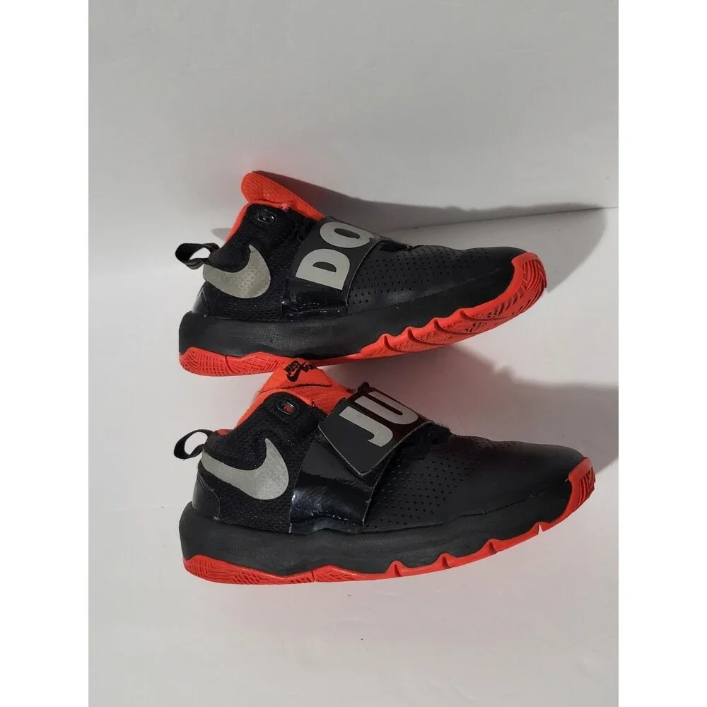 Nike Team Hustle D8 Youth Boys Just Do It Basketball Sneaker Size 4.5 AQ9977-001
